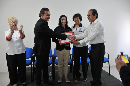 Entrega Cruz Roja un reconocimiento al Alcalde por su apoyo, le muestran instalaciones por la rehabilitación 