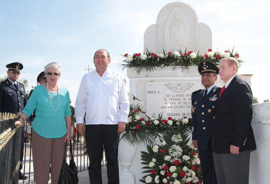 Gobierno del Estado y Fuerza Aérea Mexicana rinden homenaje al piloto aviador Gustavo Adolfo Salinas Camiña 