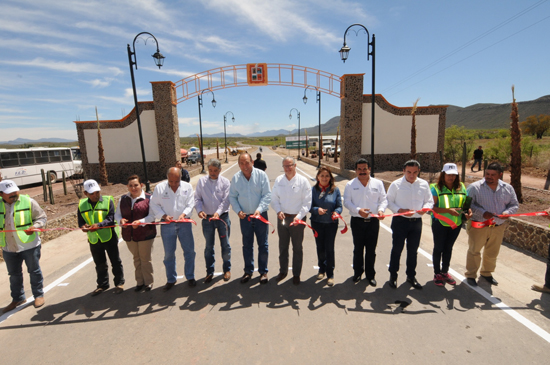 Gracias al presidente Peña, entregamos una nueva carretera.- RMV 