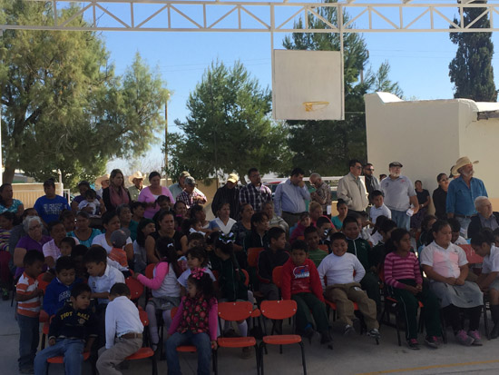 Inaugura Salvador Lozano techumbre en escuela primaria del ejido Orégano 
