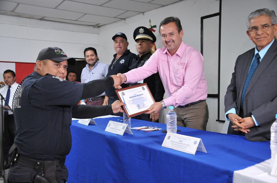 Obtienen certificado de preparatoria 64 policías municipales 