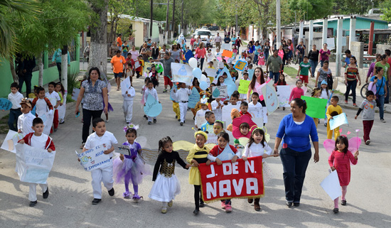 Participa alcaldesa en desfile alusivo al cuidado del agua en Nava 