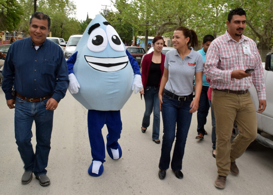 Participa alcaldesa en desfile alusivo al cuidado del agua en Nava 