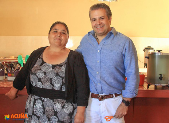 Reconoce alcalde el esfuerzo de familia por ampliar  comedor “Antojitos Chávez” 