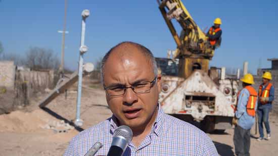 Supervisa alcalde César Gutiérrez obra de electrificación en colonia Moreira 