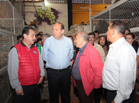 Supervisa gobernador trabajos de remodelación del mercado Juárez de Torreón 
