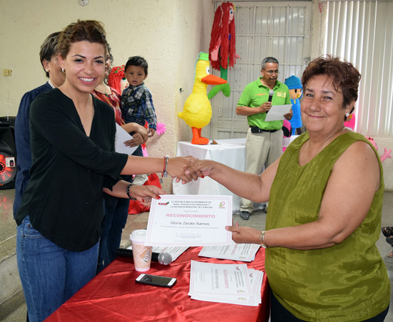 Clausura alcaldesa taller de piñatería en beneficio de mujeres navenses 