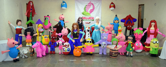 Clausura alcaldesa taller de piñatería en beneficio de mujeres navenses 