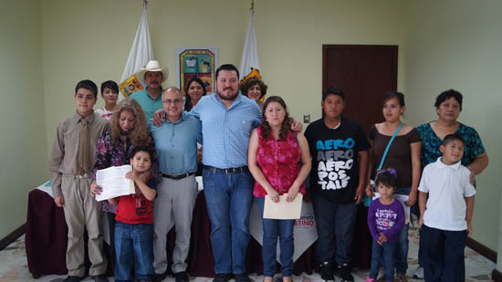 Entregan en Nueva Rosita certificados del programa Seguros de Jefas de Familia 