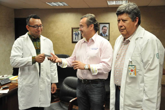Regala Alcalde acerobonos a 14 nuevos médicos especialistas del IMSS 
