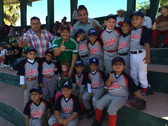 Ricardo Aguirre apoya al béisbol infantil participando en la Liga Williamsport 
