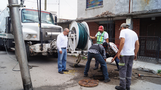 Atiende gobierno municipal problemática de drenaje en Nueva Rosita 