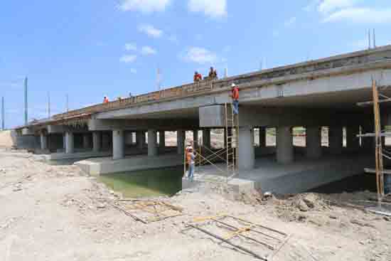 Avanza construcción de puente sobre arroyo Las Vacas en Acuña 