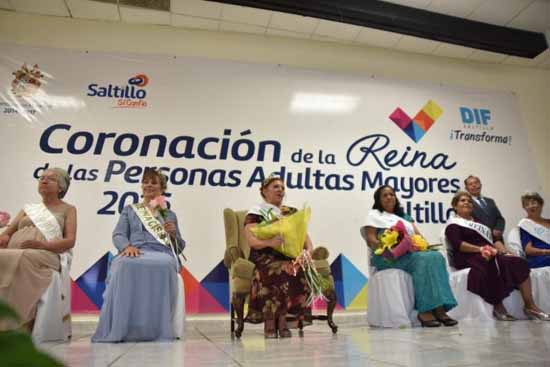 Corona Isidro a la Reina de adultos mayores de Saltillo 