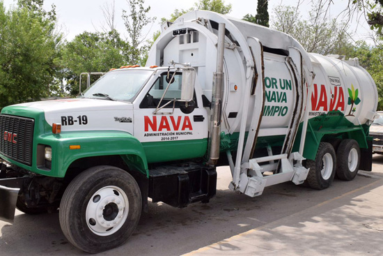 Encabeza alcaldesa de Nava banderazo de entrega y puesta en servicio de dos camiones recolectores de basura 