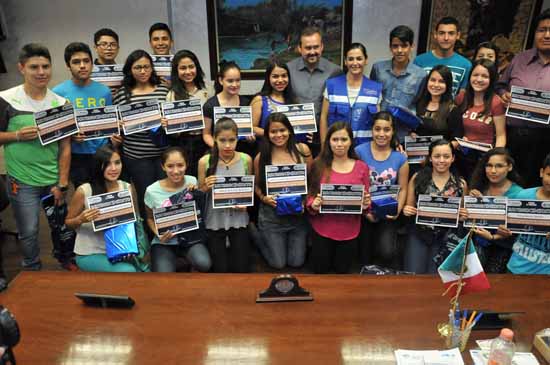 Entrega el Alcalde Licenciado Gerardo García Castillo los Iphones a estudiantes destacados que participaron en concurso 