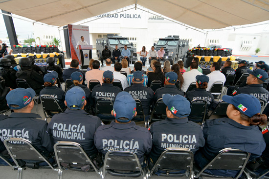 ENTREGAN EQUIPO A POLICÍAS CAPACITADOS EN NUEVO SISTEMA PENAL 