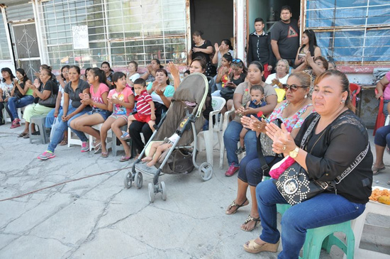 Felicita el Alcalde a mamás que se festejaron en el Mercado Fray Juan Larios 