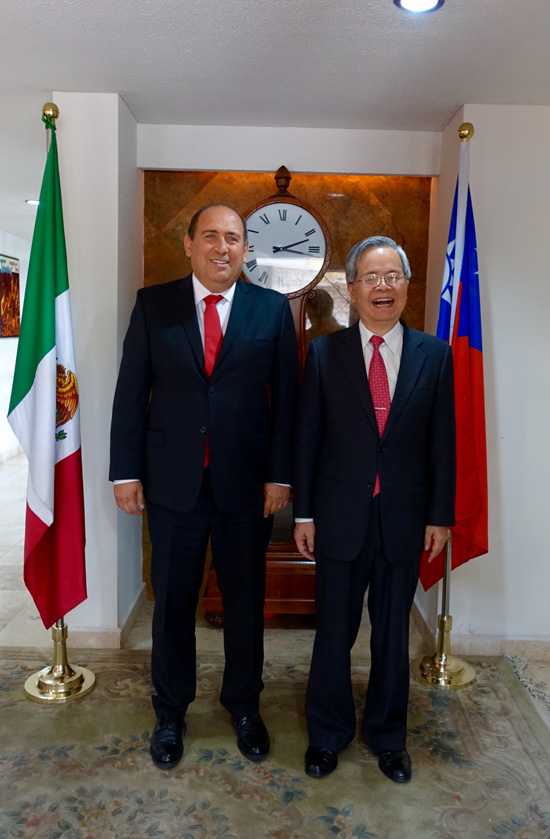 Gobernador Rubén Moreira sostuvo reunión de trabajo con embajador de Taiwán 