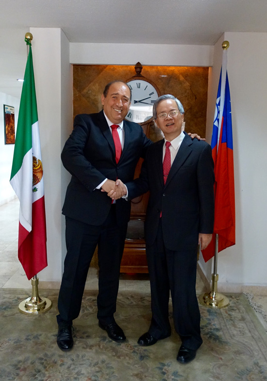 Gobernador Rubén Moreira sostuvo reunión de trabajo con embajador de Taiwán 