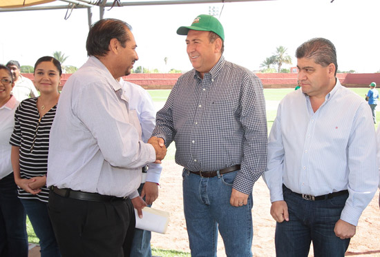 Inaugura gobernador rehabilitación del emblemático parque de béisbol de San Pedro 