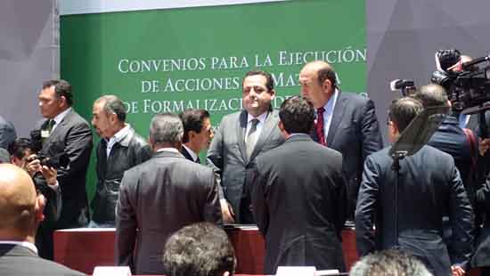 Participa Rubén Moreira en la firma de convenios para la formalización del empleo 