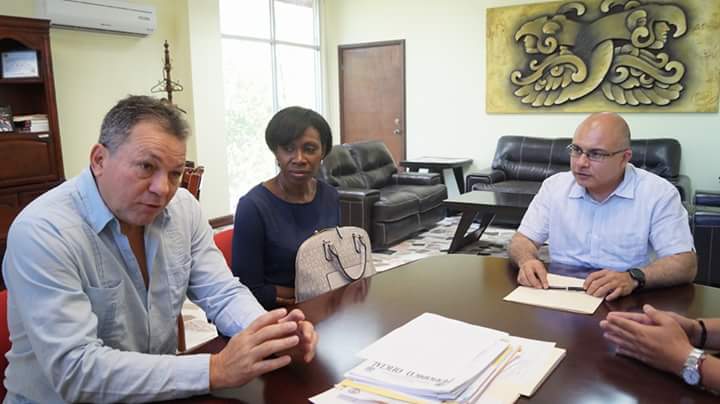 Recibe alcalde César Gutiérrez visita de deportistas cubanos 
