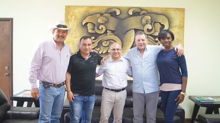 Recibe alcalde César Gutiérrez visita de deportistas cubanos 