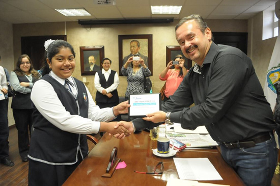 Reconoce el Alcalde Licenciado Gerardo García el esfuerzo de alumnos destacados en Matemáticas 