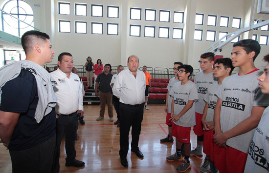 Rubén Moreira alienta a la Selección Coahuila 2001 de basquetbol a triunfar en Torneo Nacional 