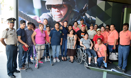 Acompaña alcaldesa a alumnos de Nava en la muestra “Fuerzas Armadas… Pasión por servir a México” 
