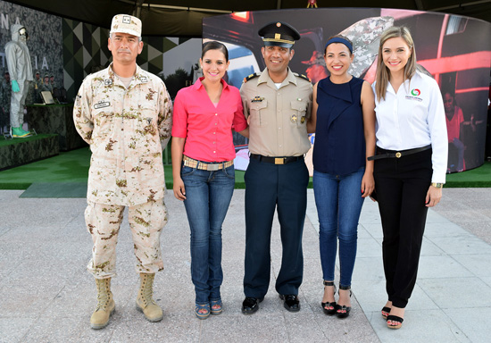 Acompaña alcaldesa a alumnos de Nava en la muestra “Fuerzas Armadas… Pasión por servir a México” 