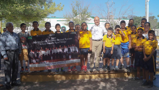 Apoya gobierno municipal a niños que participan en concurso de himnos 