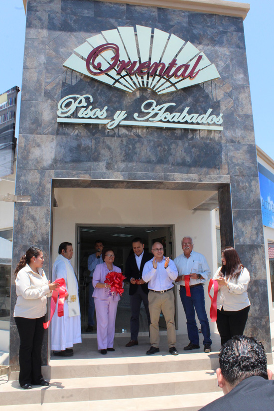 Atestigua César Gutiérrez inauguración de nuevo negocio en Nueva Rosita 