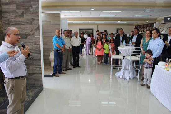 Atestigua César Gutiérrez inauguración de nuevo negocio en Nueva Rosita 