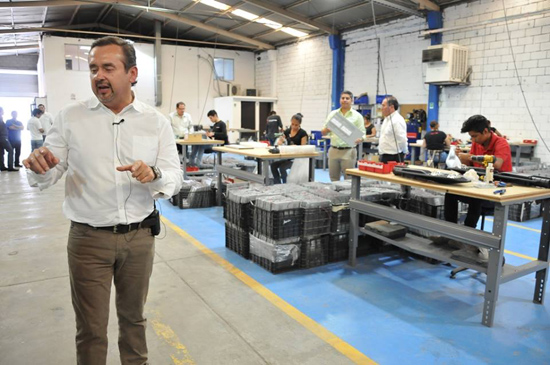 Conoce el Alcalde proceso de ensamble de las luminarias LED en Santa Catarina Nuevo León 