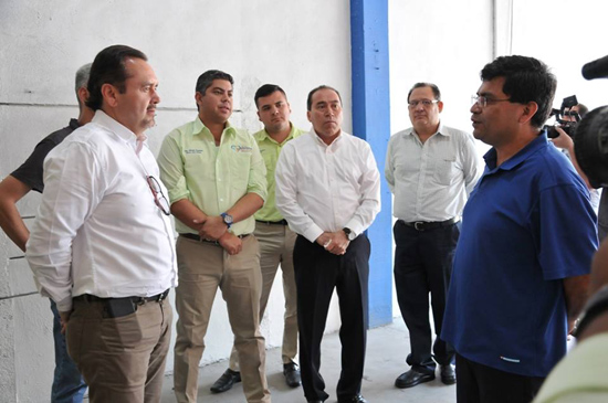 Conoce el Alcalde proceso de ensamble de las luminarias LED en Santa Catarina Nuevo León 