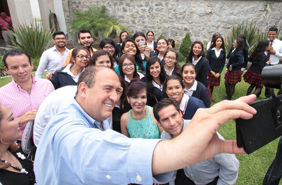 Entrega Rubén Moreira apoyo a jóvenes estudiantes 