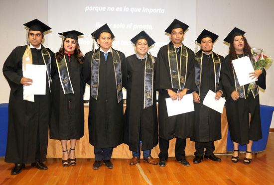 Entrega UA de C Unidad Torreón Licenciados en Mercadotecnia e Ingenieros Civiles a la sociedad 