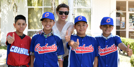 Felicita alcaldesa a cuatro menores que participan en Encuentro Nacional de Beisbol 