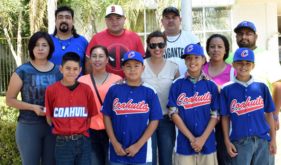 Felicita alcaldesa a cuatro menores que participan en Encuentro Nacional de Beisbol 