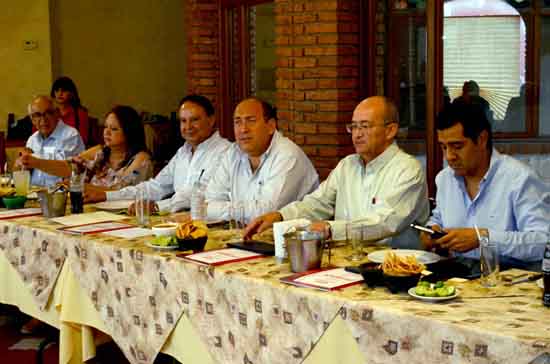 Logra Rubén Moreira importantes acuerdos con miembros de CMIC 