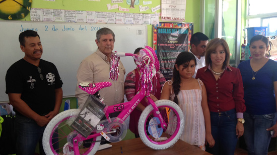 Otorga DIF Jimenez, premio a niña del ejido San Vicente 