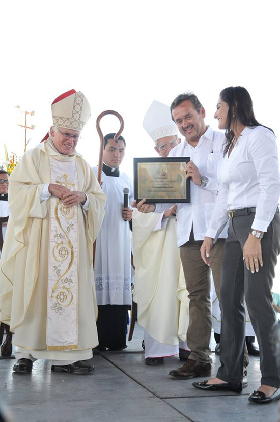 Recibe Alcalde Licenciado Gerardo García agradecimiento del Obispo 