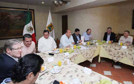 Sostiene gobernador reunión con comerciantes de Saltillo 