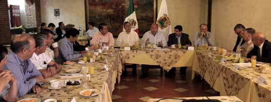 Sostiene gobernador reunión con comerciantes de Saltillo 