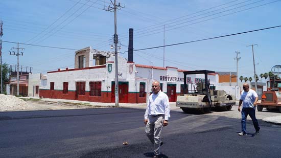 Supervisa alcalde César Gutiérrez obra de recarpeteo 