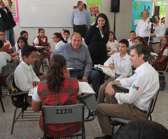 Visita escuela de Coahuila Aurelio Nuño; dialoga con padres de familia 