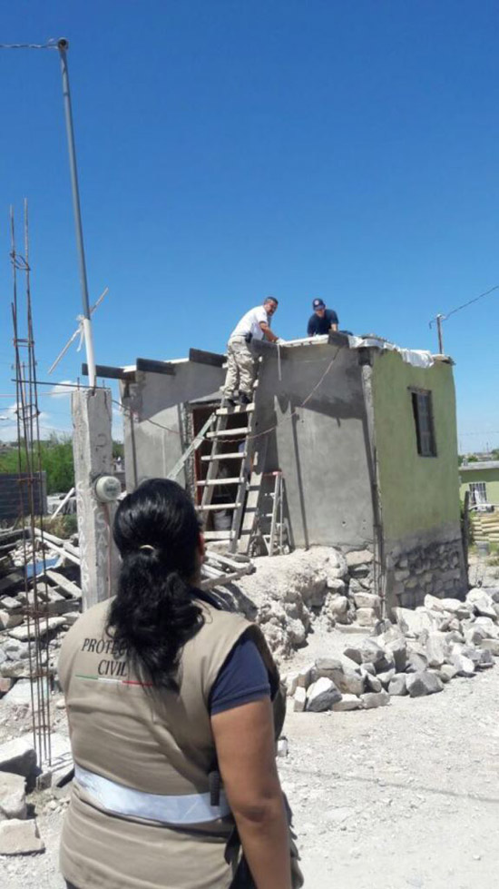 Apoya Protección Civil a la instalación de láminas para reparación de techos en La Esperanza y Lupita Murgía 