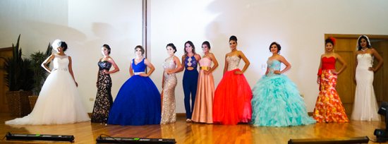 Espectacular desfile de modas de candidatas Astro Feria 